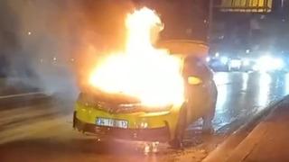 Beyoğlu’nda seyir halindeki ticari taksi alev alev yandı