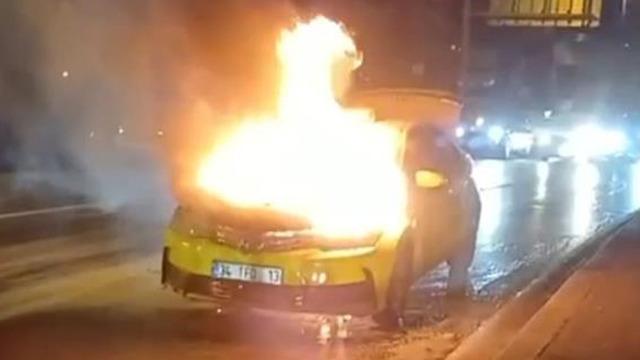 Beyoğlu’nda seyir halindeki ticari taksi alev alev yandı