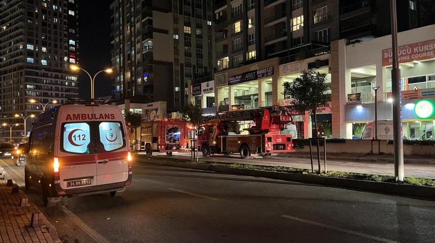 Başakşehir&rsquo;de restoran yangını: Binayı dumanlar sardı, mahsur kalanları itfaiye kurtardı