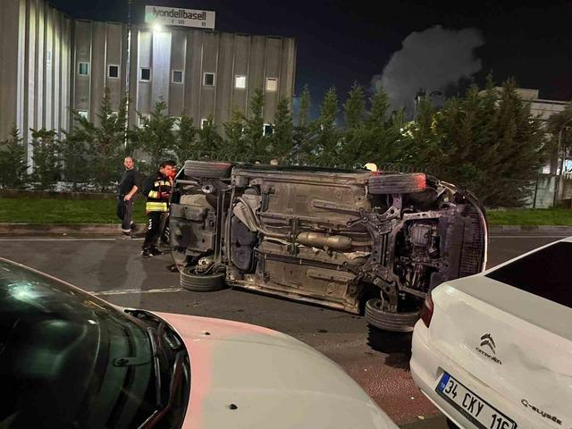 Kontrolden çıkan otomobil park halindeki araçlara çarpıp yan yattı 1