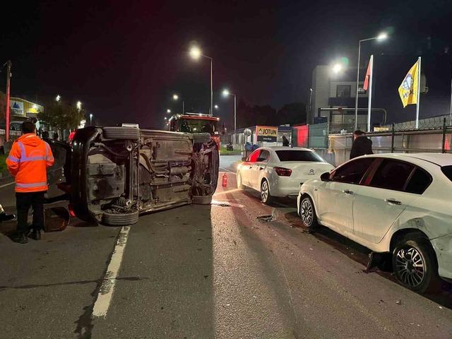 Kontrolden çıkan otomobil park halindeki araçlara çarpıp yan yattı 2