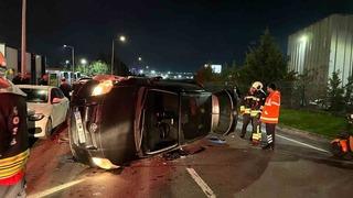 Kontrolden çıkan otomobil park halindeki araçlara çarpıp yan yattı