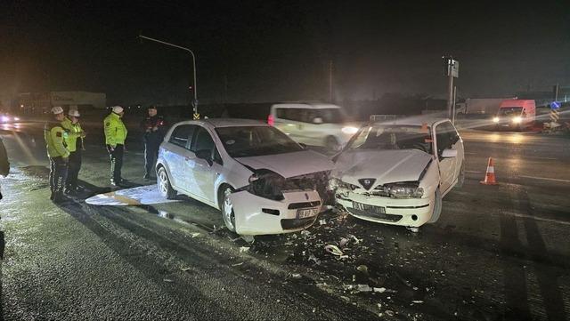 Kırmızı ışık ihlali kazaya neden oldu: 2 yaralı 1