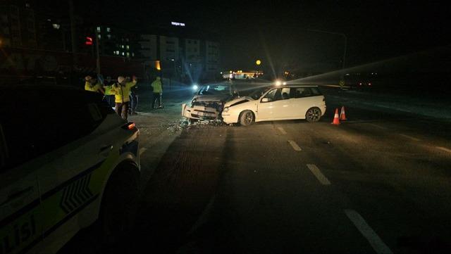 Kırmızı ışık ihlali kazaya neden oldu: 2 yaralı 2