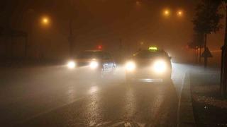 Sivas yoğun sise gömüldü, araçlar görünmez hale geldi