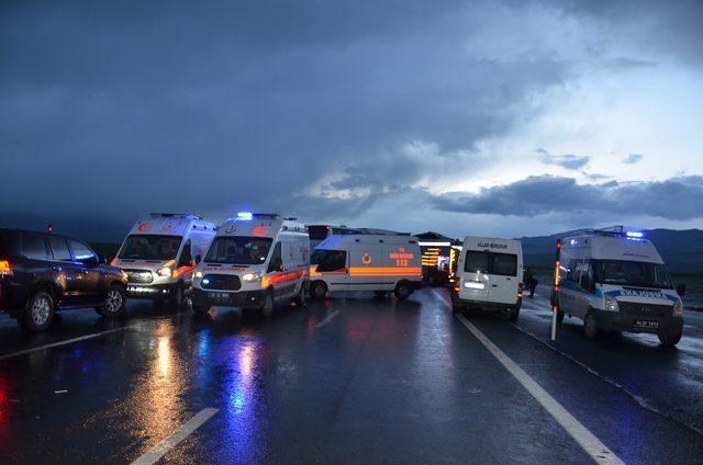 Kamyon ile yolcu otobüsü kafa kafaya çarpıştı: 1 ölü, 40 yaralı