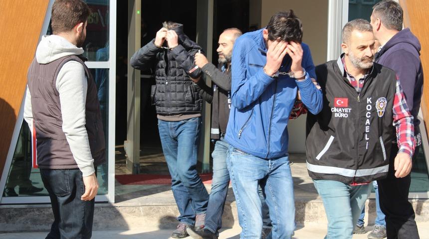 Kargocu kılığına girip yaşlı kadının önce ellerini bağladılar sonra...