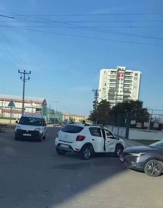 Diyarbakır’da otomobiller çarpıştı: 2 yaralı 1