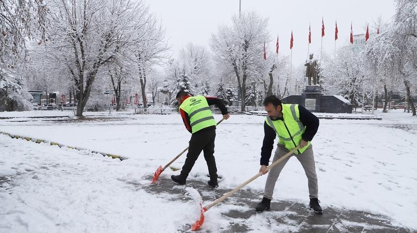 Ardahan&rsquo;da belediyeden karla m&uuml;cadele
