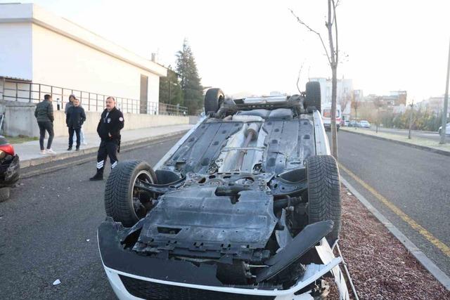 Duran araca çarpıp takla attı: 1 yaralı 1