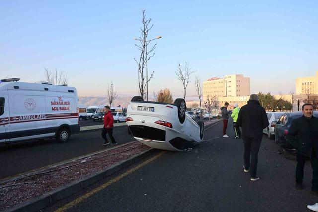 Duran araca çarpıp takla attı: 1 yaralı 2