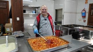 Gürsu’nun gülen yüzü Mesut, yemek dağıtımda