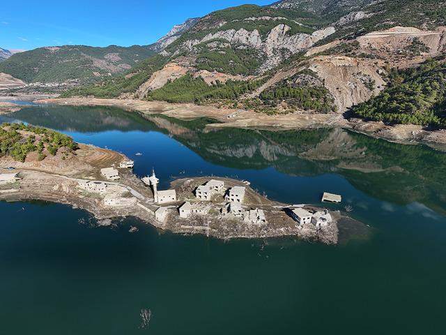 Kıbrıs'a içme suyu sağlayan barajda ilginç görüntü: Su altındaki köy ortaya çıktı!