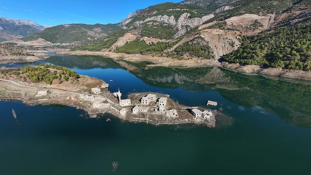 Kıbrıs'a içme suyu sağlayan barajda ilginç görüntü: Su altındaki köy ortaya çıktı!