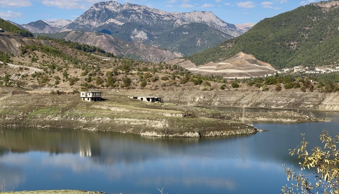Kıbrıs a içme suyu sağlayan barajda ilginç görüntü: Su altındaki köy ortaya çıktı! 1