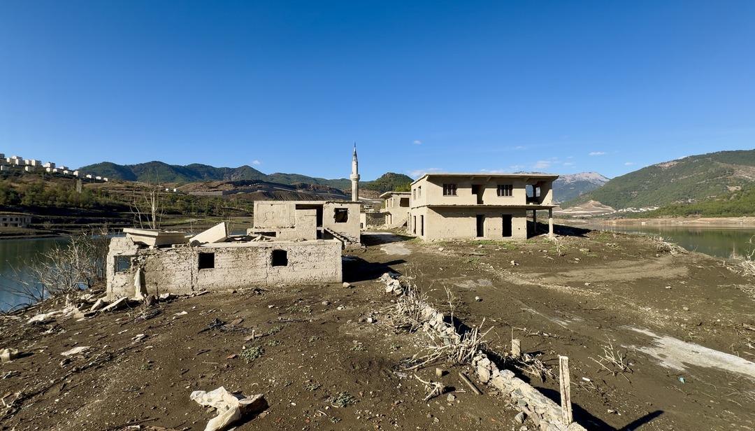 Kıbrıs a içme suyu sağlayan barajda ilginç görüntü: Su altındaki köy ortaya çıktı! 2