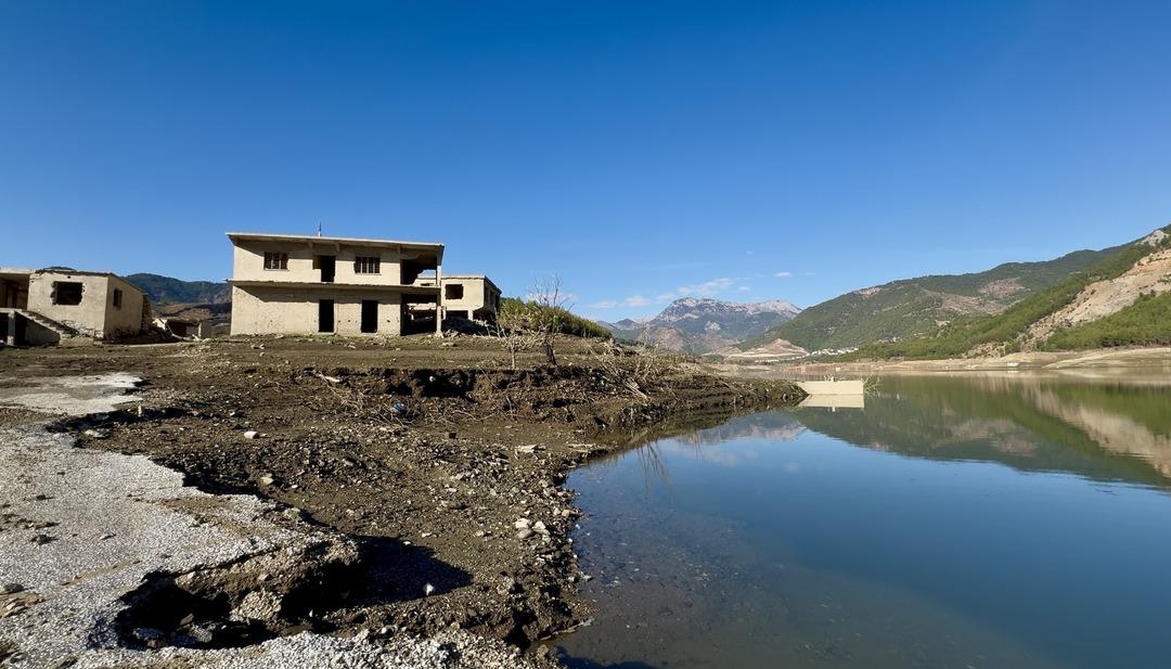 Kıbrıs a içme suyu sağlayan barajda ilginç görüntü: Su altındaki köy ortaya çıktı! 3