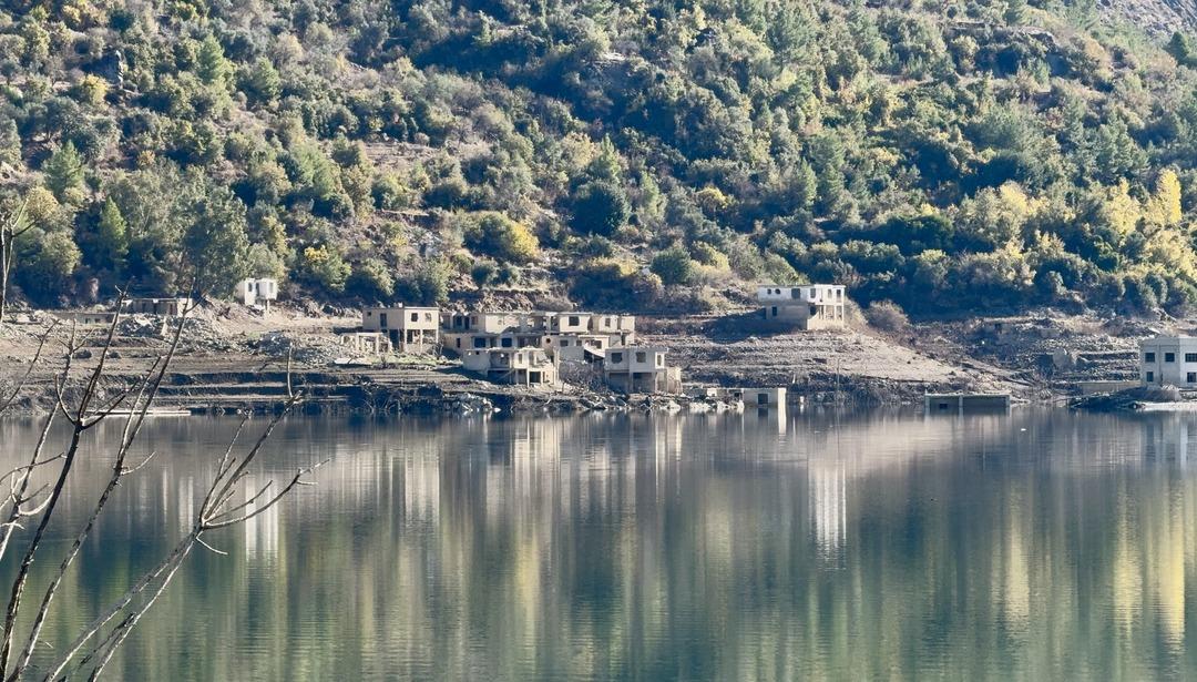 Kıbrıs a içme suyu sağlayan barajda ilginç görüntü: Su altındaki köy ortaya çıktı! 4