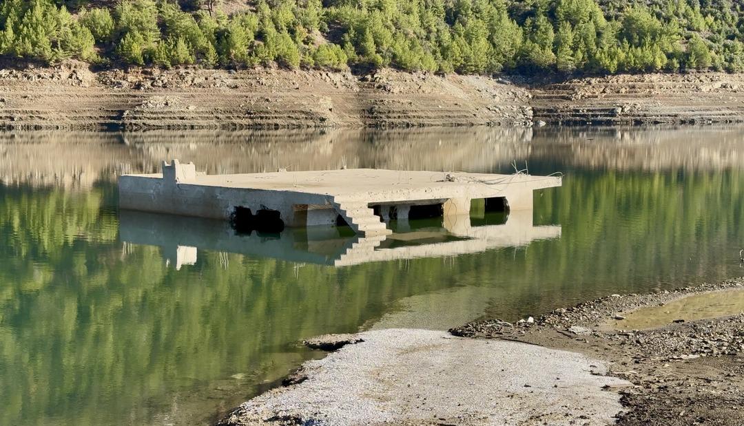 Kıbrıs a içme suyu sağlayan barajda ilginç görüntü: Su altındaki köy ortaya çıktı! 5