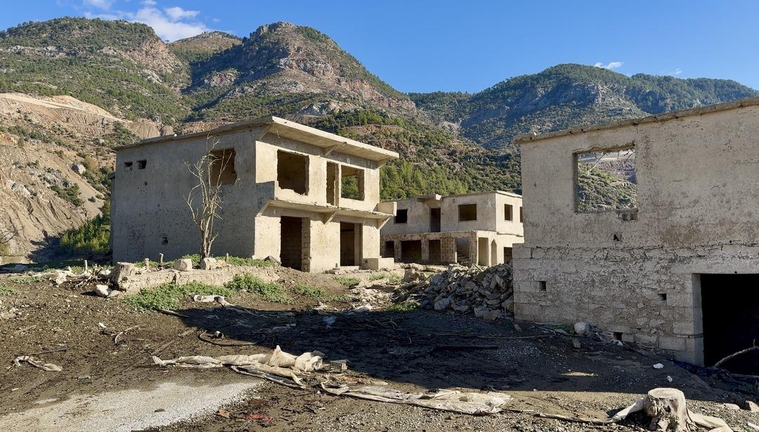 Kıbrıs a içme suyu sağlayan barajda ilginç görüntü: Su altındaki köy ortaya çıktı! 6