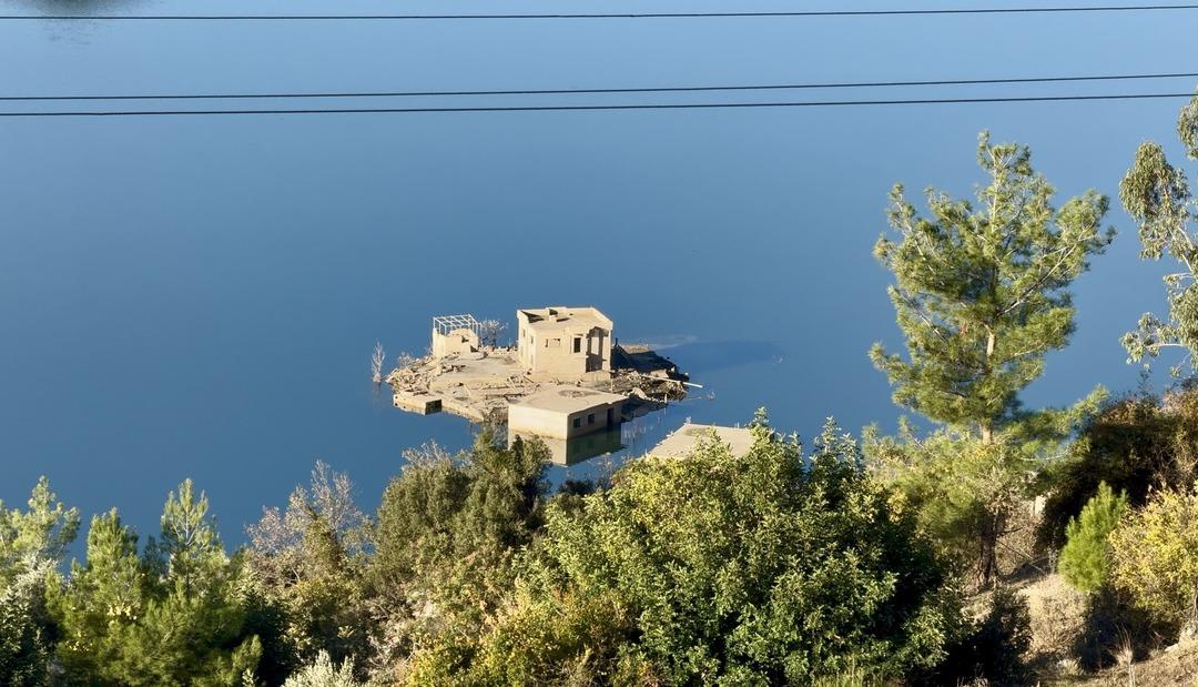 Kıbrıs a içme suyu sağlayan barajda ilginç görüntü: Su altındaki köy ortaya çıktı! 7