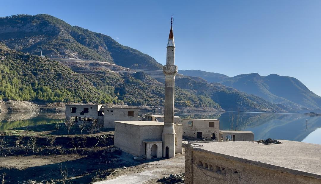 Kıbrıs a içme suyu sağlayan barajda ilginç görüntü: Su altındaki köy ortaya çıktı! 8