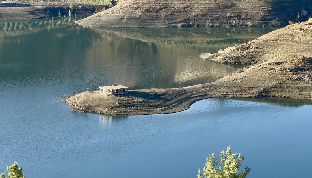 Kıbrıs a içme suyu sağlayan barajda ilginç görüntü: Su altındaki köy ortaya çıktı! 9
