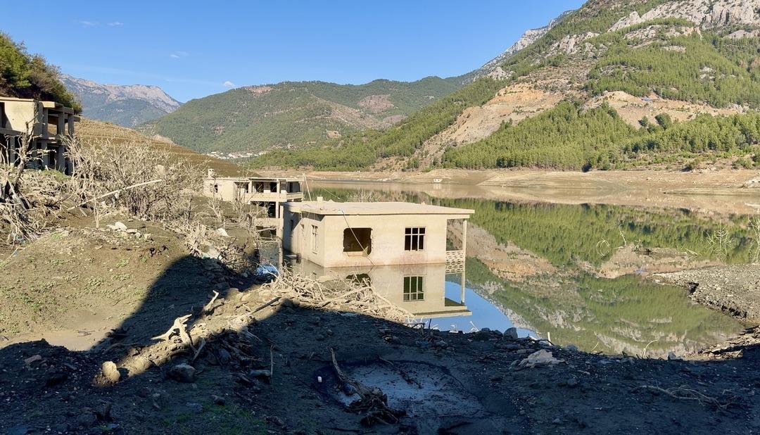 Kıbrıs a içme suyu sağlayan barajda ilginç görüntü: Su altındaki köy ortaya çıktı! 10