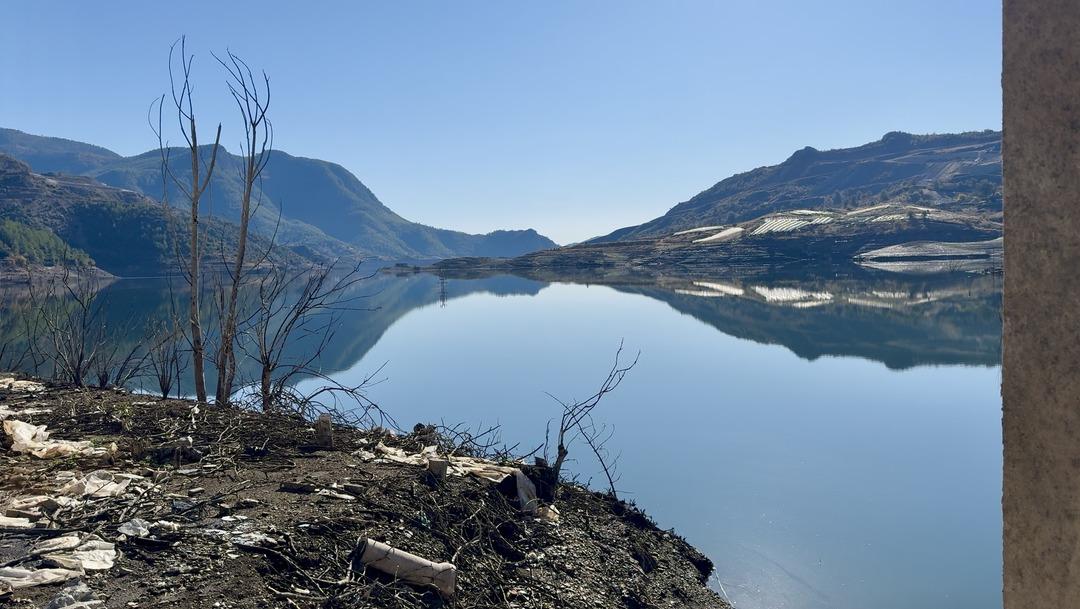 Kıbrıs a içme suyu sağlayan barajda ilginç görüntü: Su altındaki köy ortaya çıktı! 12
