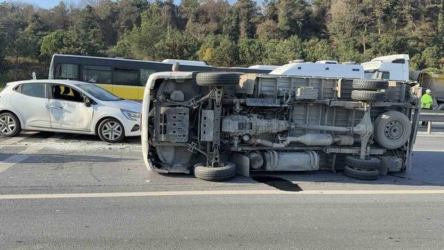 Arnavutköy’de zincirleme trafik kazası 2