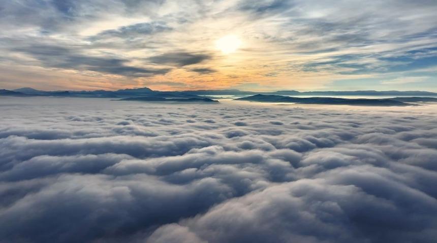 Yoğun sis masalsı g&ouml;r&uuml;nt&uuml;ler oluşturdu
