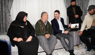 Deprem sonrası çadır önünde ağlarken görüntülenmişlerdi... Bakan Kurum'dan Koyunlu çiftinin yeni evine ziyaret
