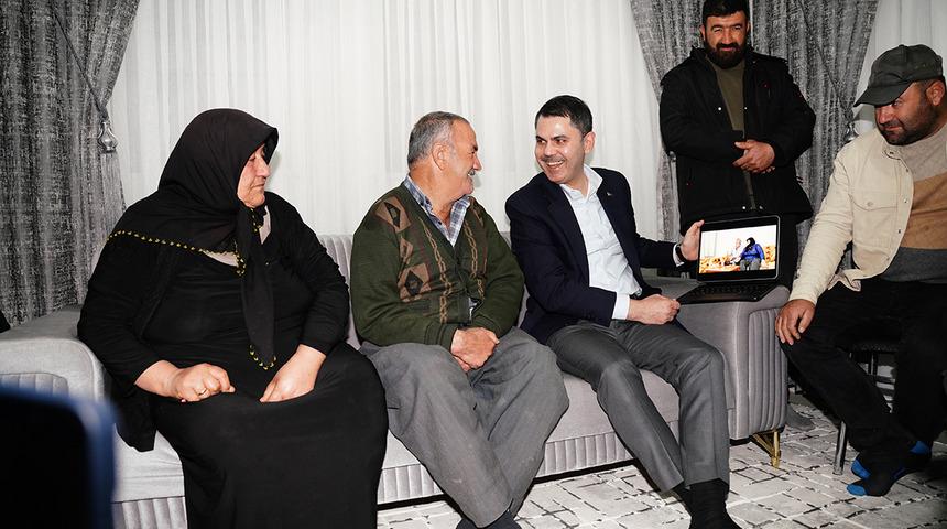 Deprem sonrası &ccedil;adır &ouml;n&uuml;nde ağlarken g&ouml;r&uuml;nt&uuml;lenmişlerdi... Bakan Kurum'dan Koyunlu &ccedil;iftinin yeni evine ziyaret