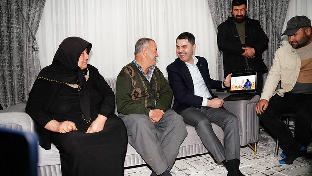 Deprem sonrası çadır önünde ağlarken görüntülenmişlerdi... Bakan Kurum'dan Koyunlu çiftinin yeni evine ziyaret