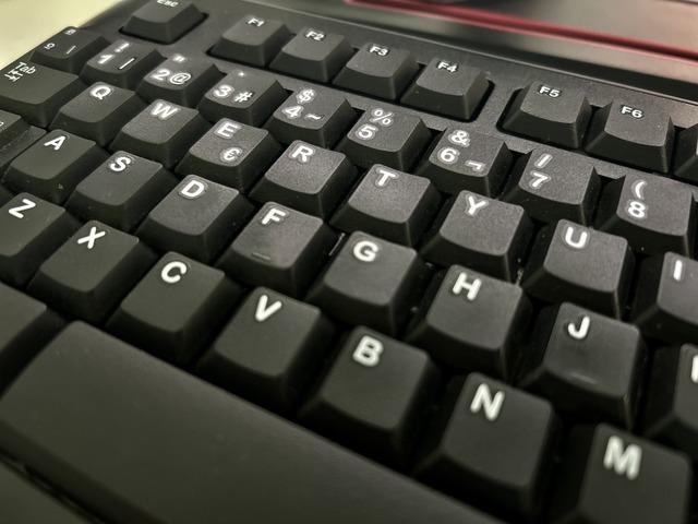 Klavyeler neden alfabetik değil de "QWERTY" şeklindedir?