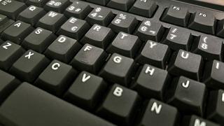 Klavyeler neden alfabetik değil de QWERTY şeklindedir? Sebebi nedir?