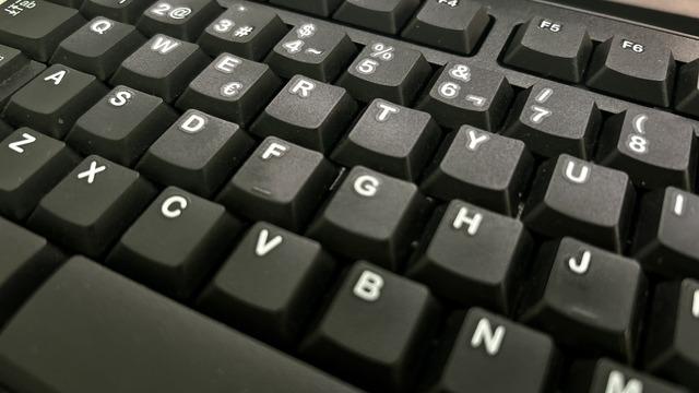 Klavyeler neden alfabetik değil de QWERTY şeklindedir? Sebebi nedir?