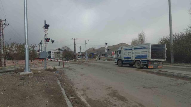 Van’da hemzemin geçitte ışık arızası trafiği kilitledi 3