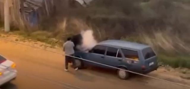 Alev alev yanan aracını kovayla su döküp söndürdü 1