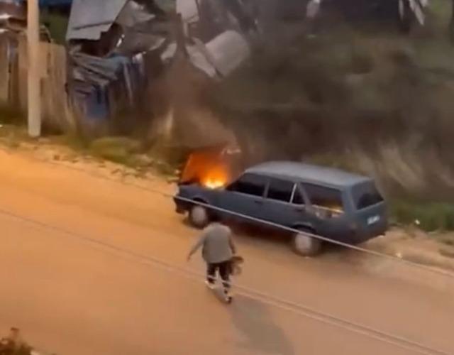 Alev alev yanan aracını kovayla su döküp söndürdü 2