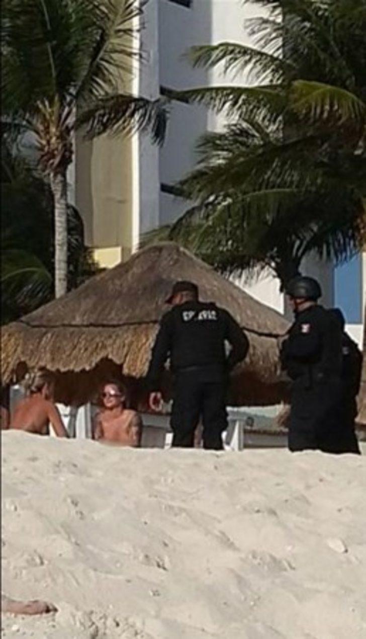 Üstsüz turistler polisleri yaktı  G1