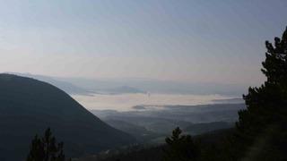 Tarihi ilçe sis tabakası altında kaldı