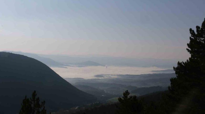 Tarihi ilçe sis tabakası altında kaldı