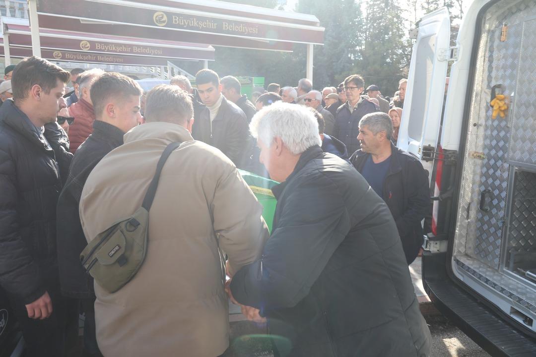 Burcu Özberk in acı günü! Dedesini gözyaşlarıyla son yolcuğuna uğurladı 4