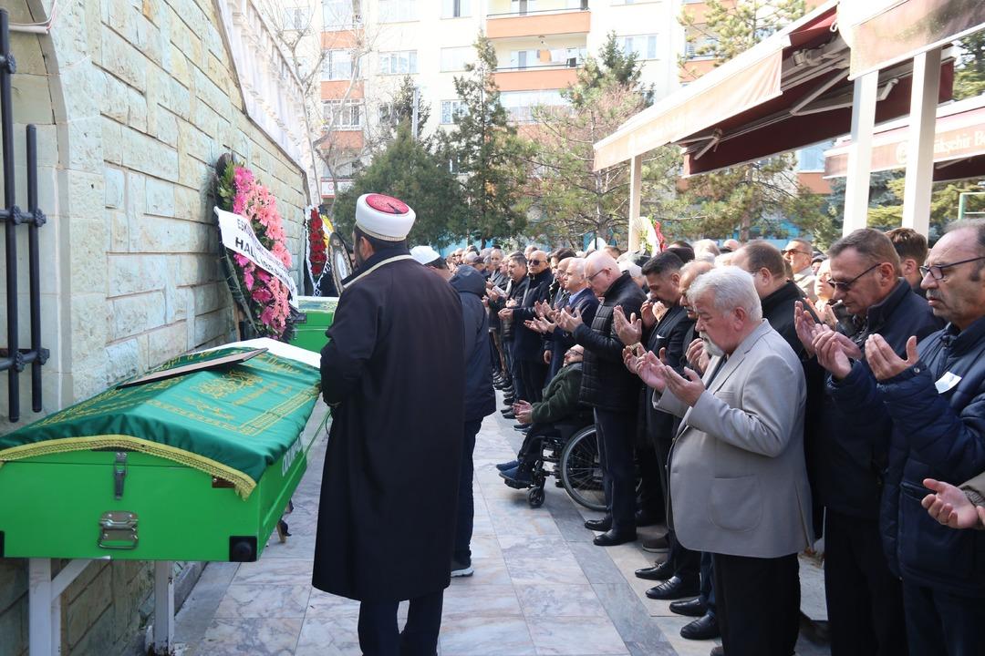 Burcu Özberk in acı günü! Dedesini gözyaşlarıyla son yolcuğuna uğurladı 3