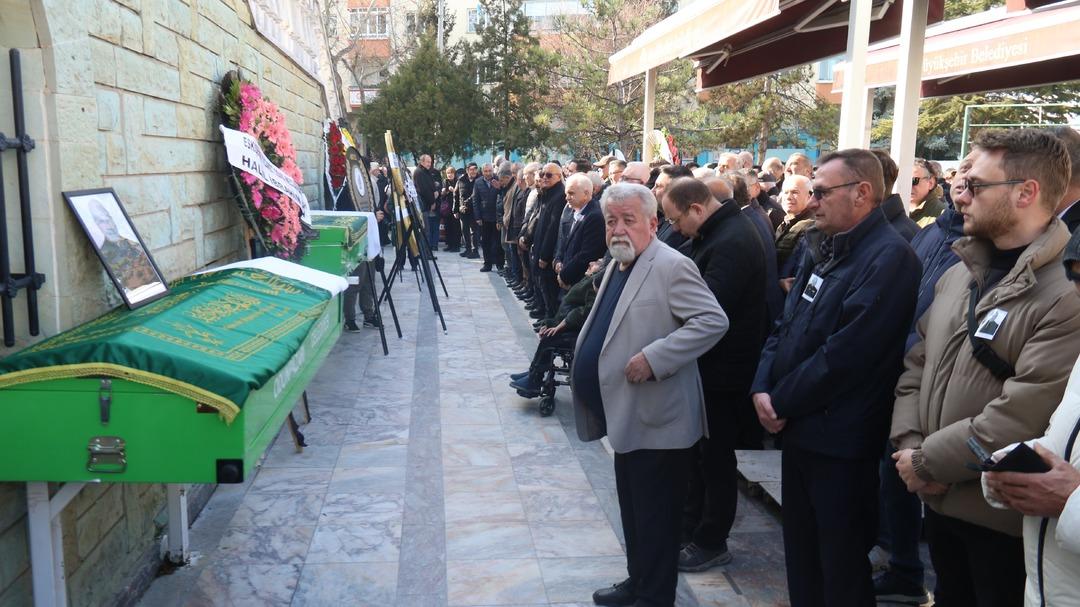 Burcu Özberk in acı günü! Dedesini gözyaşlarıyla son yolcuğuna uğurladı 2