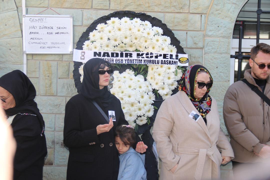 Burcu Özberk in acı günü! Dedesini gözyaşlarıyla son yolcuğuna uğurladı 1