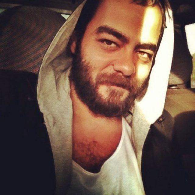 Özür diledikten sonra da yanına oturmuş. Ne olduysa da ondan sonra olmuş zaten... 