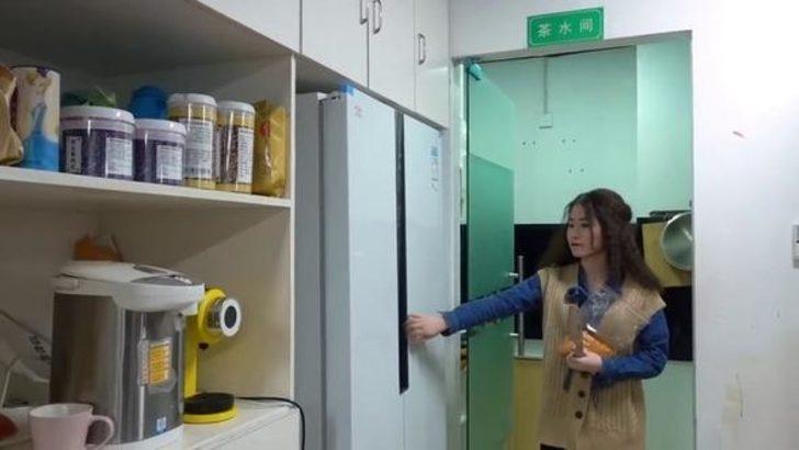 Sosyal medya fenomeni ofiste tavuk döner pişirdi!  G2