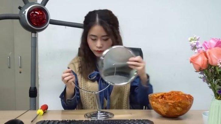 Sosyal medya fenomeni ofiste tavuk döner pişirdi!  G3